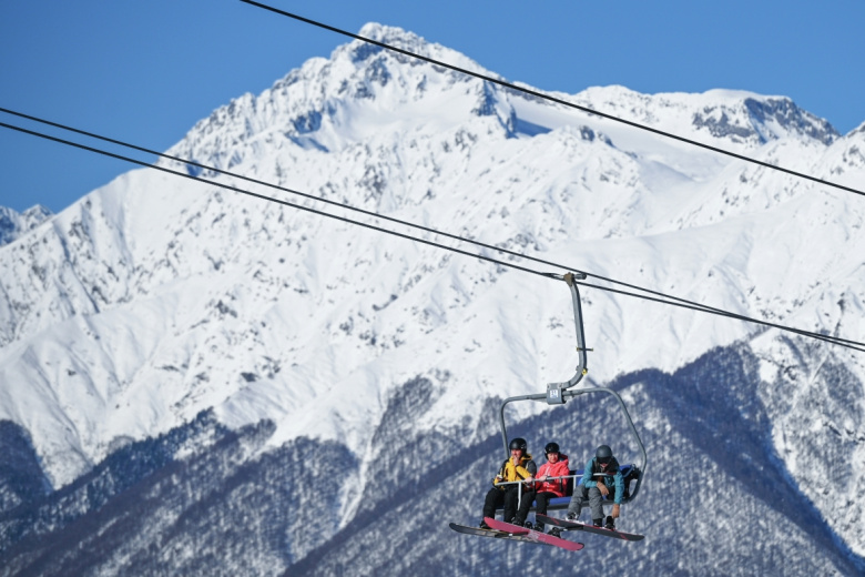 Туристы на подъемнике горнолыжного курорта «Роза Хутор» в Сочи
