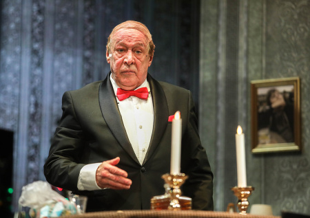 Появились кадры премьерного спектакля с Ефремовым в театре Михалкова