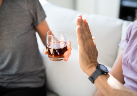 «Уловки зависимых»: нарколог дал советы, как реагировать на призывы выпить