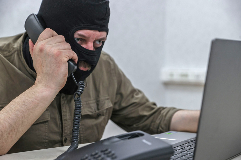 Как понять, что вам звонят мошенники, и по каким сценариям они работают сегодня