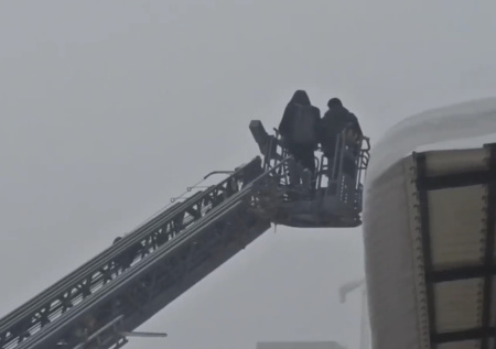 Очевидцы сняли на видео спасение людей из пожара в московском хостеле