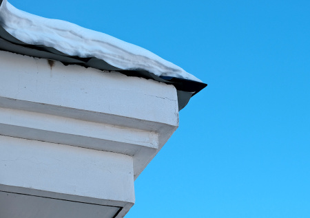 Россиянам дали советы, что делать при падении снега с крыши