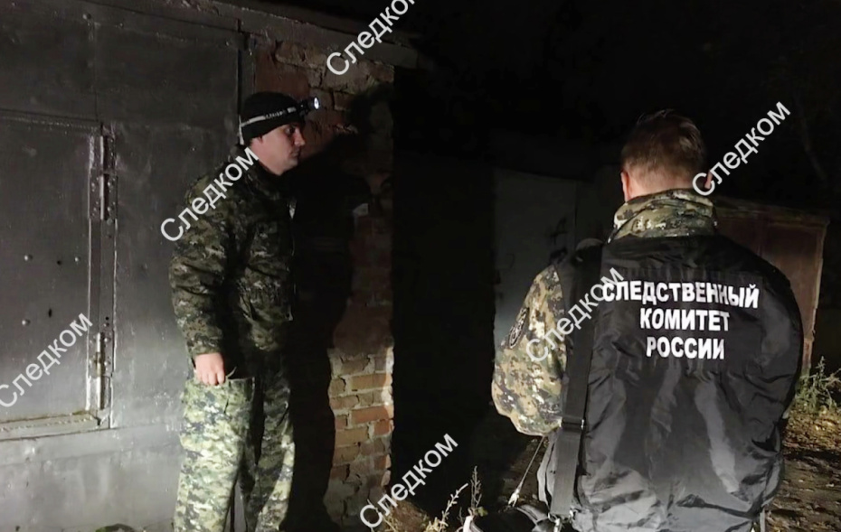 Сотрудники Следственного комитета РФ во время осмотра гаража, где была убита девятилетняя девочка