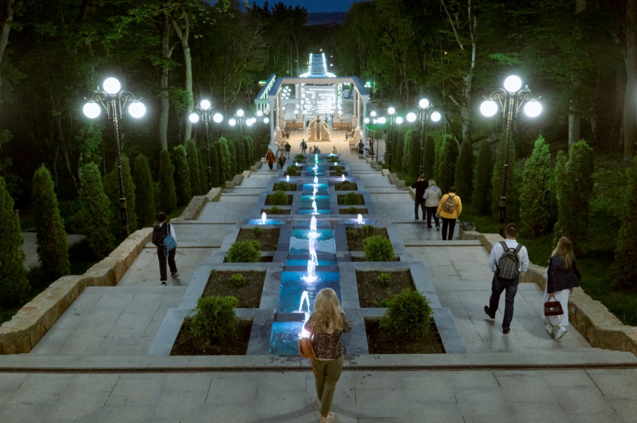 Люди в новой части Каскадной лестницы Лечебного парка в Железноводске