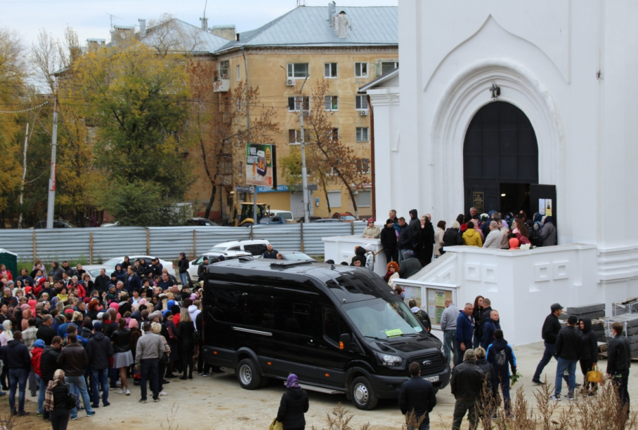 Люди у храма Первоверховных апостолов Петра и Павла в Саратове, где проходило отпевание убитой девятилетней Лизы Киселевой