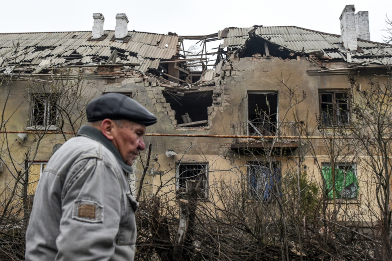 Последствия обстрела многоквартирного дома в Донецке