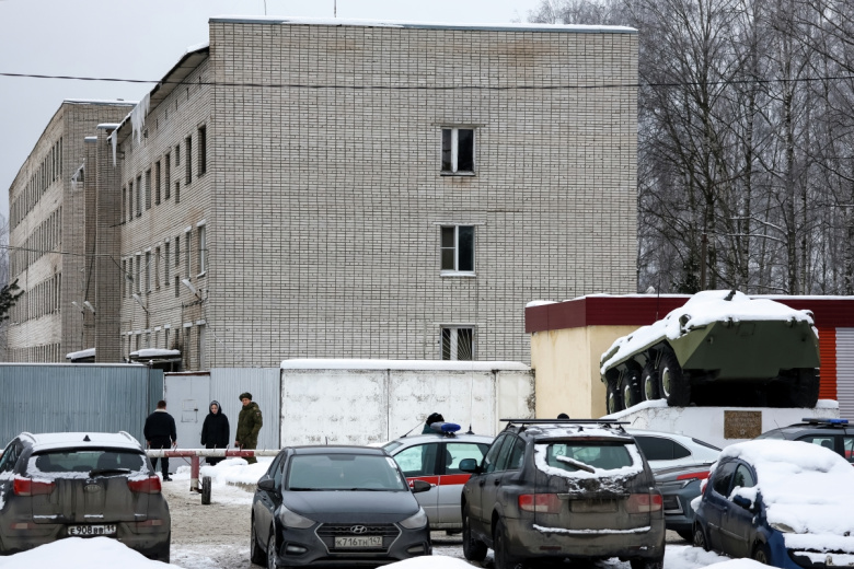 Обстановка у здания военной полиции на территории военной части в Сертолово Ленинградской области