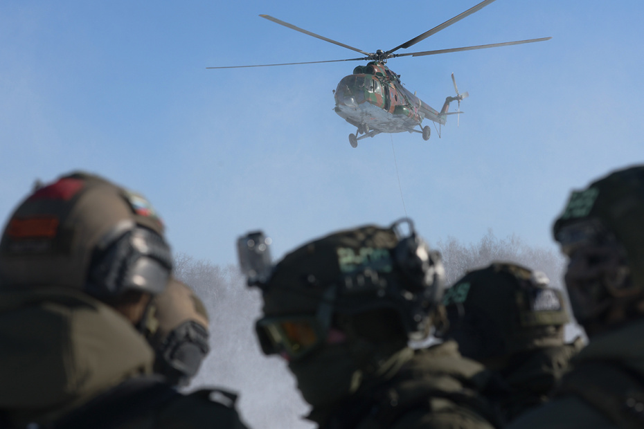 Россия. Московская область. Военнослужащий подразделения специального назначения Росгвардии во время практических занятий по беспарашютному десантированию из вертолета Ми-8 авиации Росгвардии