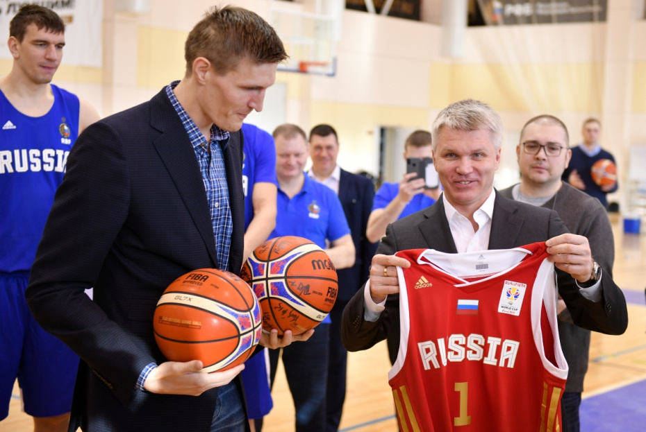 Президент федерации баскетбола России Андрей Кириленко (слева) и министр спорта РФ Павел Колобков во время открытой тренировки в учебно-тренировочном центре (УТЦ) «Новогорск», 2019 год