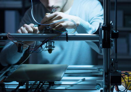 «Единая Россия» взялась за ИИ, роботов и космос до 2050 года