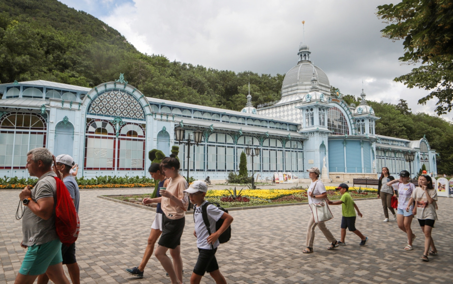 Туристы возле Пушкинской галереи в Курортном парке в Железноводске