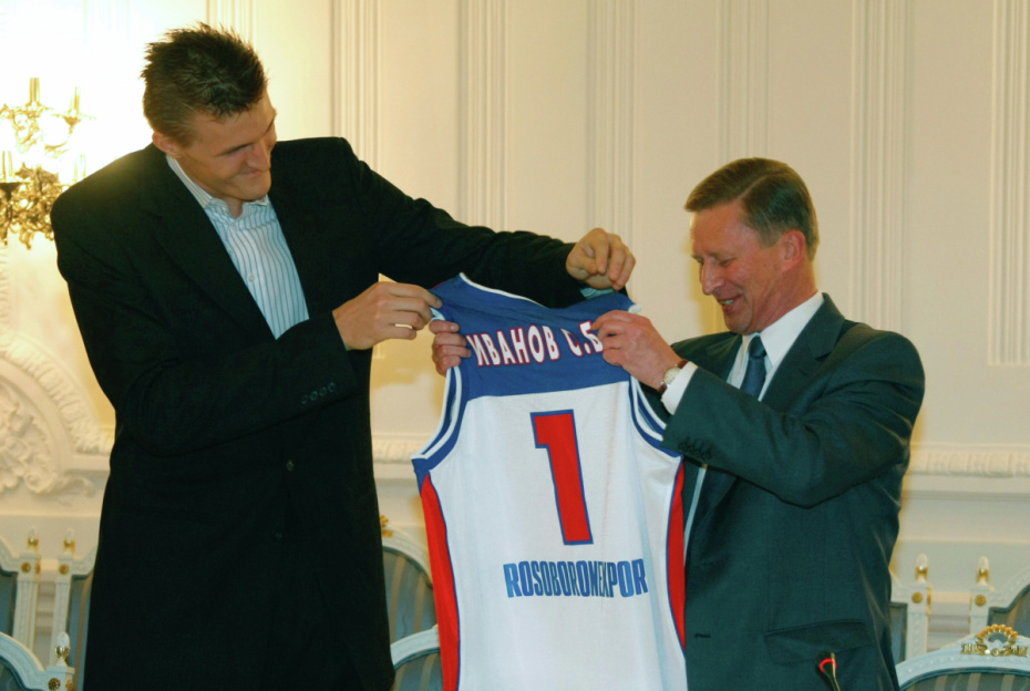 Исполняющий обязанности первого вице-премьера РФ Сергей Иванов (справа) во время встречи с чемпионами Европы — членами мужской сборной России по баскетболу. Слева — капитан сборной Андрей Кириленко, 2007 год