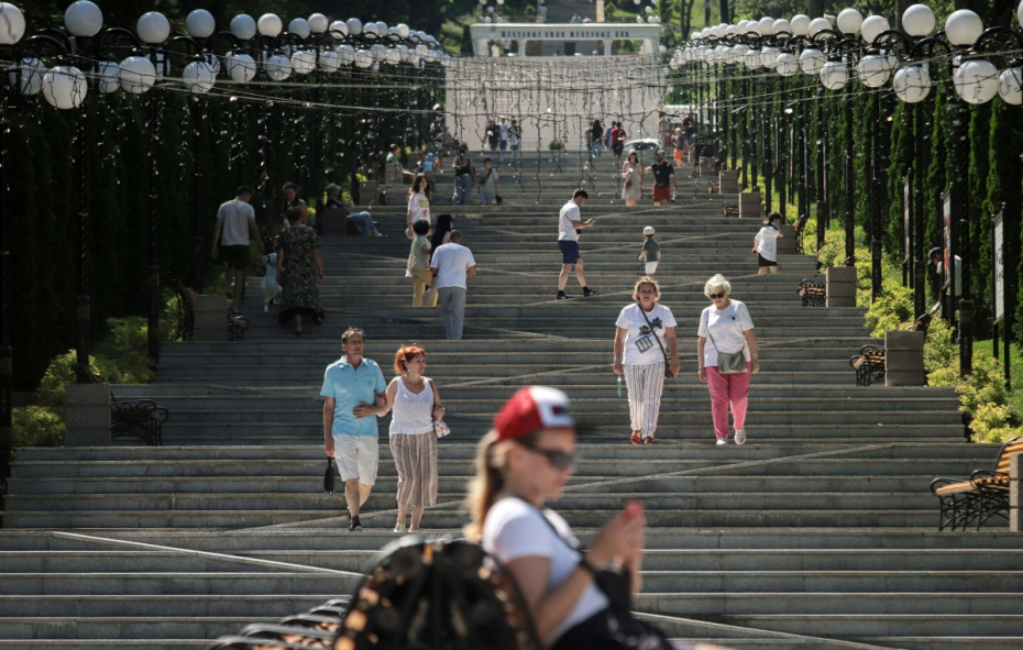 Люди гуляют на Каскадной лестнице в Курортном парке в Железноводске