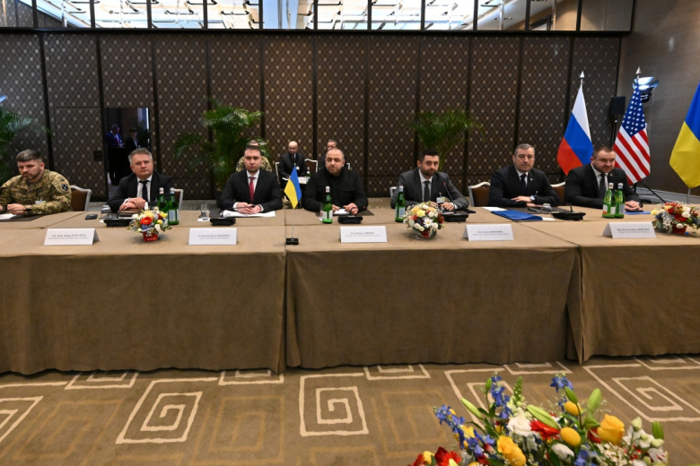 Андрей Гнатов, Сергей Кислица, Кирилл Буданов, Рустем Умеров, Давид Арахамия, Вадим Скибицкий (слева направо) во время трехсторонней встречи делегаций России, США и Украины в Женеве