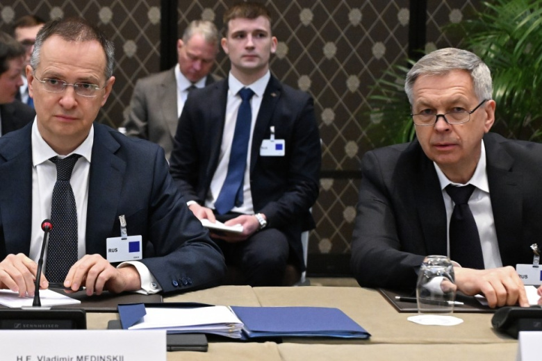 Владимир Мединский, Игорь Костюков (слева направо) во время трехсторонней встречи делегаций России, США и Украины в Женеве