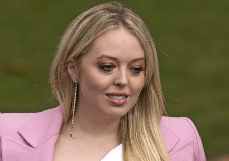 Россиянка прикоснулась к лицу дочери Трампа