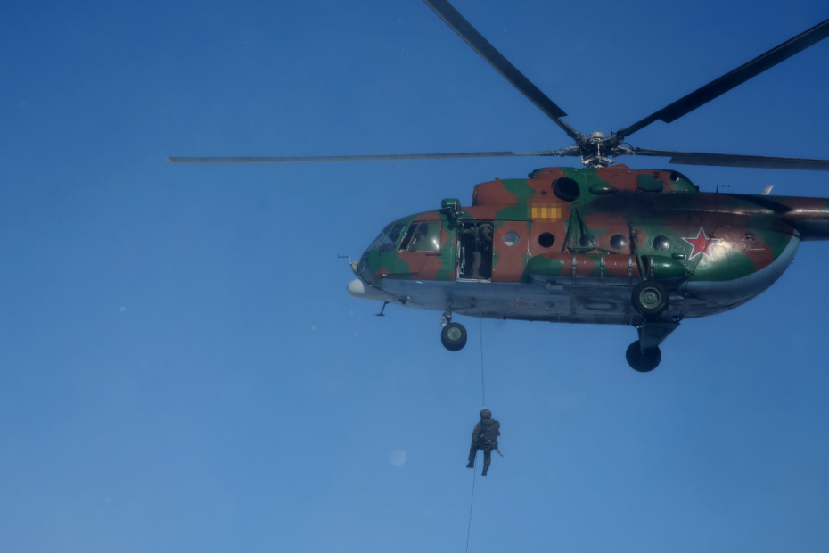 Московская область. Военнослужащий подразделения специального назначения Росгвардии во время практических занятий по беспарашютному десантированию из вертолета Ми-8