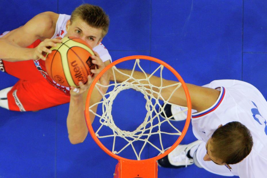 Андрей Кириленко (Россия) (слева) и Ненад Кристич (Сербия) (справа). Международный турнир мужских сборных баскетбольных команд «Кубок Мечела», 2008 год