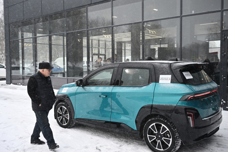 Презентация первого серийного российского электромобиля «Атом» в автосалоне «Дакар» в Нижнекамске