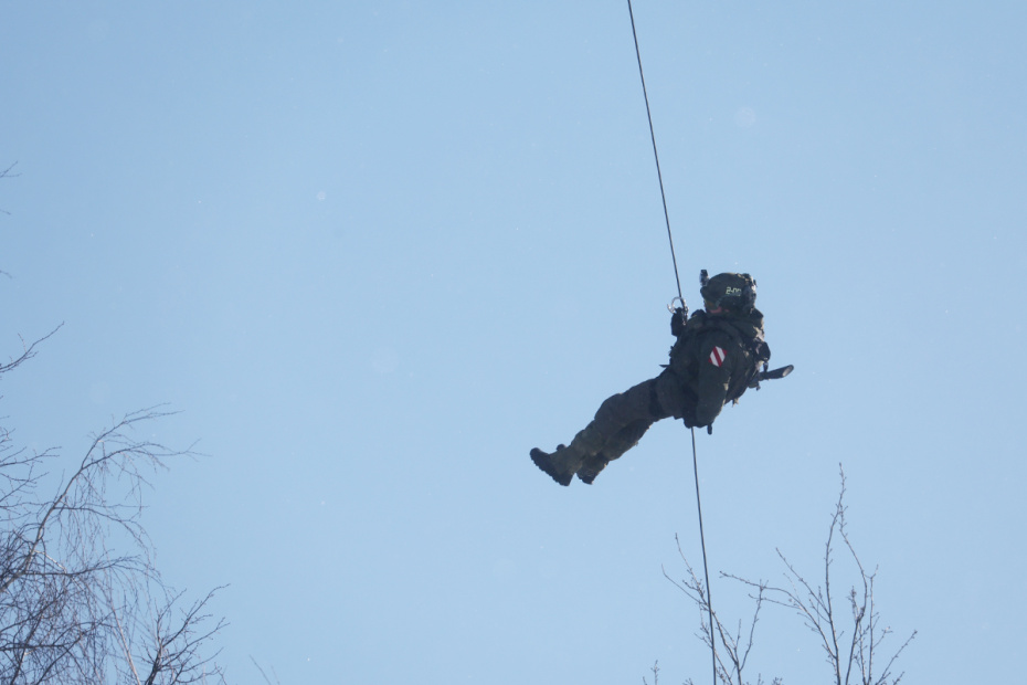 Россия. Московская область. Военнослужащий подразделения специального назначения Росгвардии во время практических занятий по беспарашютному десантированию из вертолета Ми-8 авиации Росгвардии
