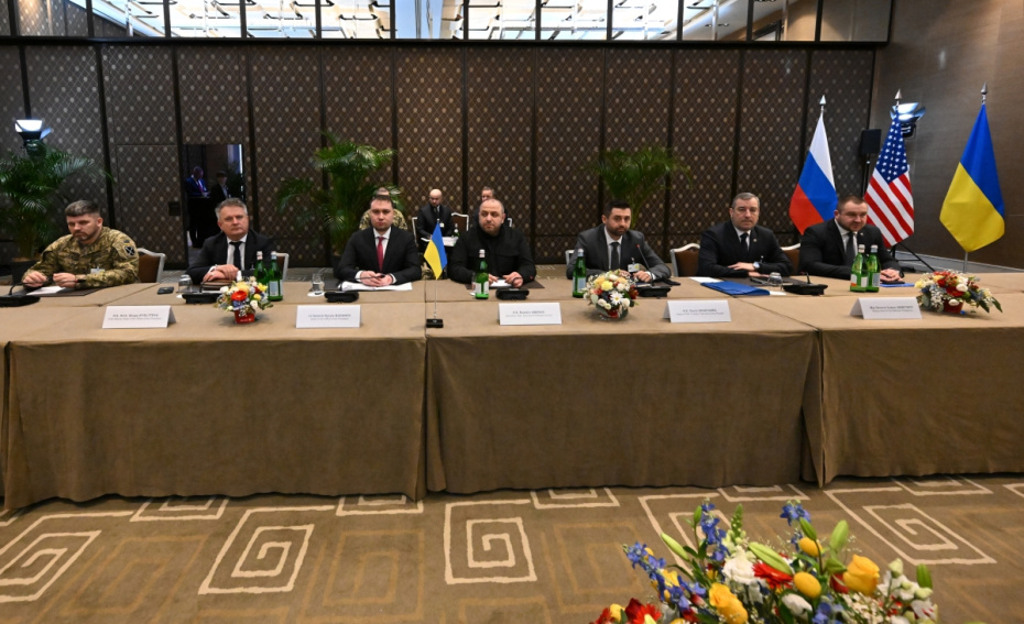 Начальник Генерального штаба ВСУ Андрей Игнатов, первый заместитель руководителя офиса Владимира Зеленского Сергей Кислица, глава офиса Владимира Зеленского Кирилл Буданов, секретарь СНБО Украины Рустем Умеров, руководитель фракции «Слуга народа» Давид Арахамия, замначальника ГУР Вадим Скибицкий