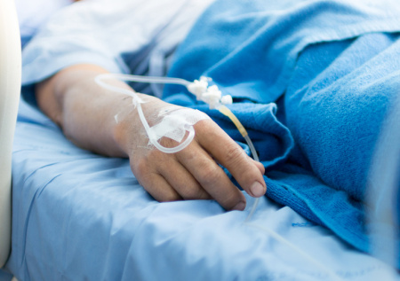 Допустившую гибель младенца и матери акушерку уволили из больницы