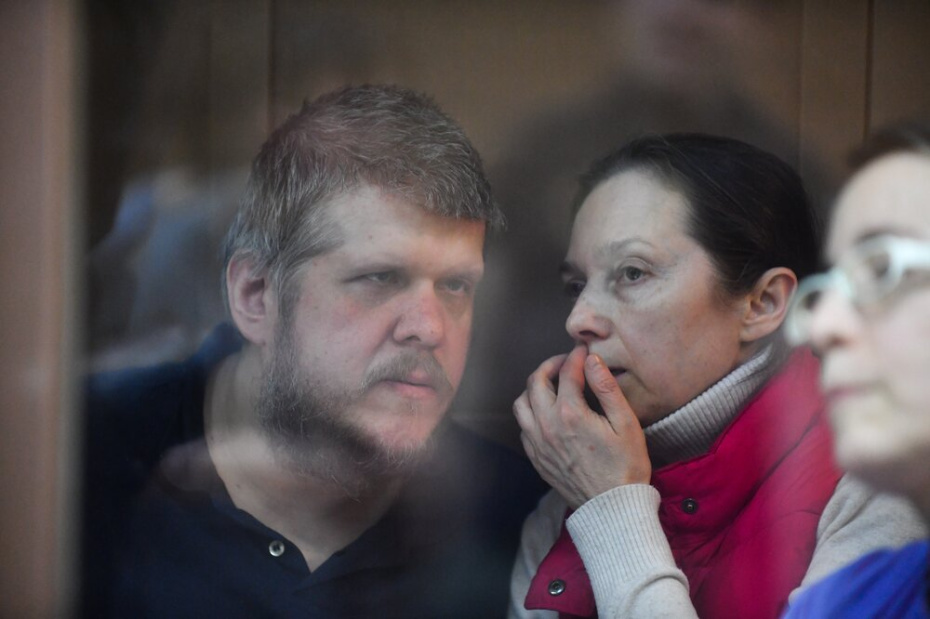 Лидер секты «бога Кузи» Андрей Попов и его супруга Жанна Фролушкина на рассмотрении в Мосгорсуде апелляционной жалобы на приговор по делу лидера секты А. Попова, известного как «бог Кузя»