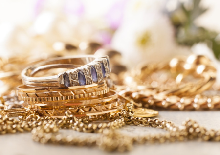 Вооруженный грабитель вынес из магазина украшения на миллионы