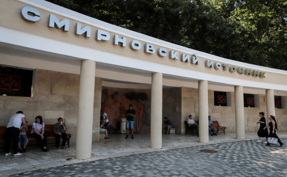 Туристы возле входа в Смирновский источник в Железноводске