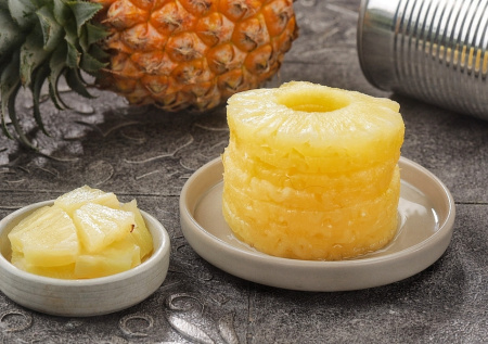 Диетолог ответил, полезны ли консервированные ананасы