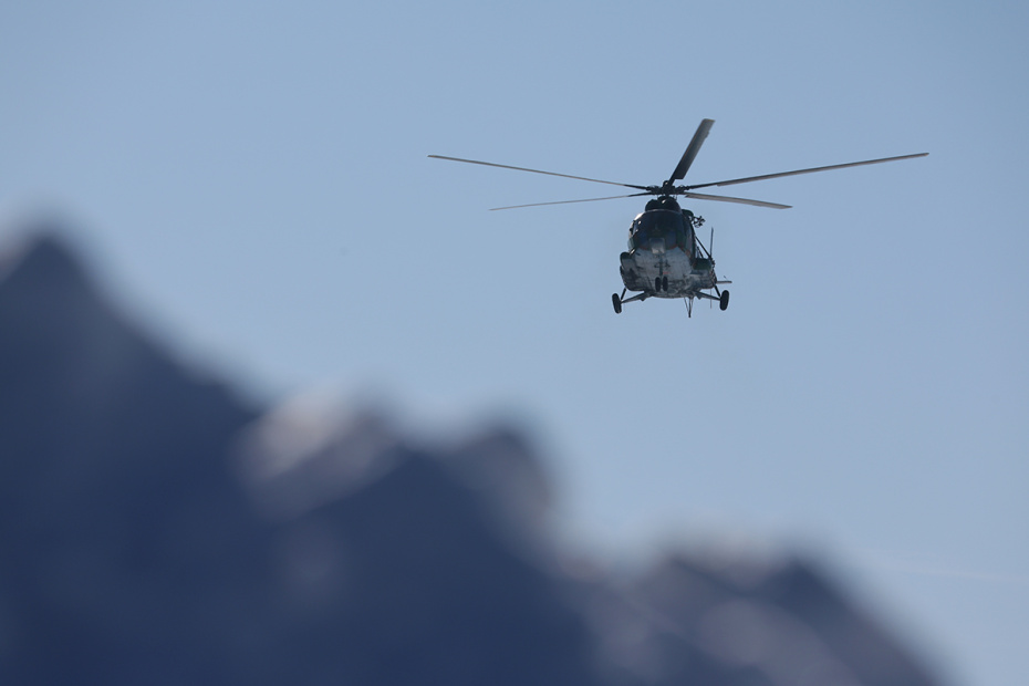 Московская область. Военнослужащий подразделения специального назначения Росгвардии во время практических занятий по беспарашютному десантированию из вертолета Ми-8