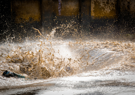 Приведший к экокатастрофе в США прорыв канализации попал на видео