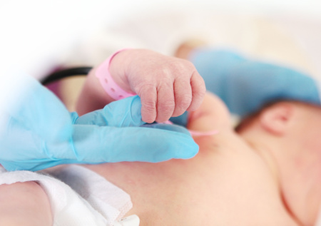 Младенец едва не умер от наращенного ногтя матери