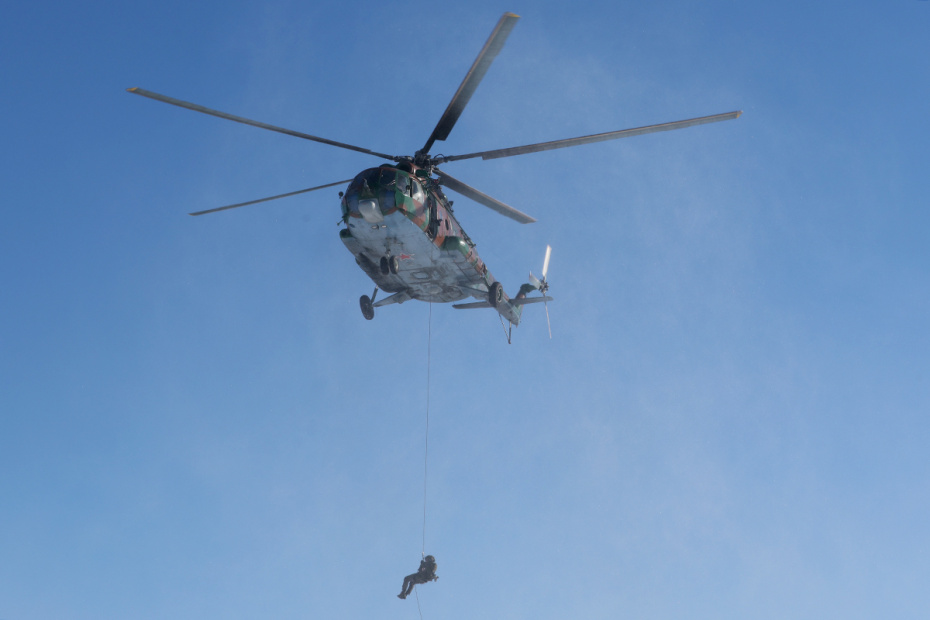 Московская область. Военнослужащий подразделения специального назначения Росгвардии во время практических занятий по беспарашютному десантированию из вертолета Ми-8