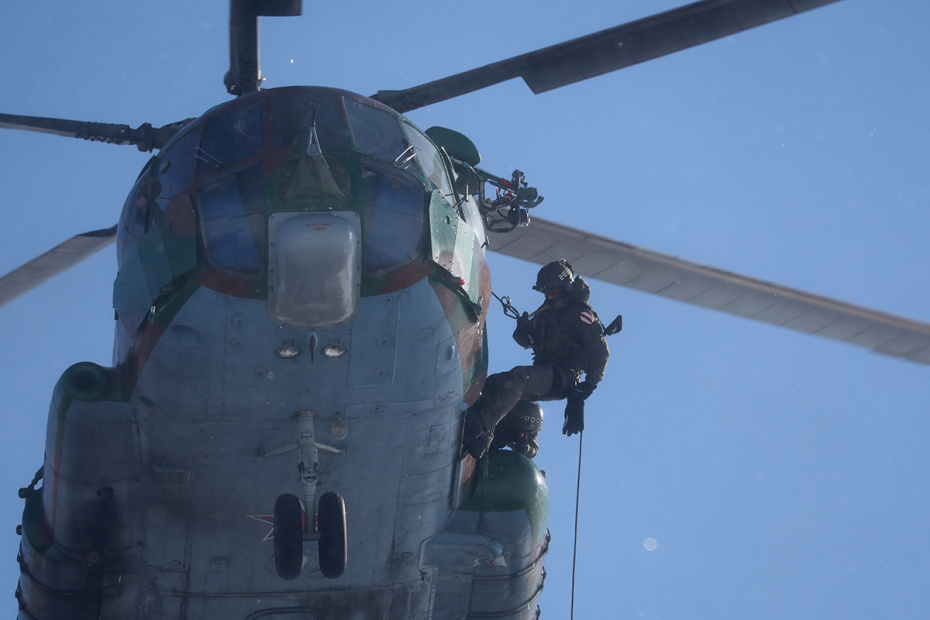 Россия. Московская область. Военнослужащий подразделения специального назначения Росгвардии во время практических занятий по беспарашютному десантированию из вертолета Ми-8