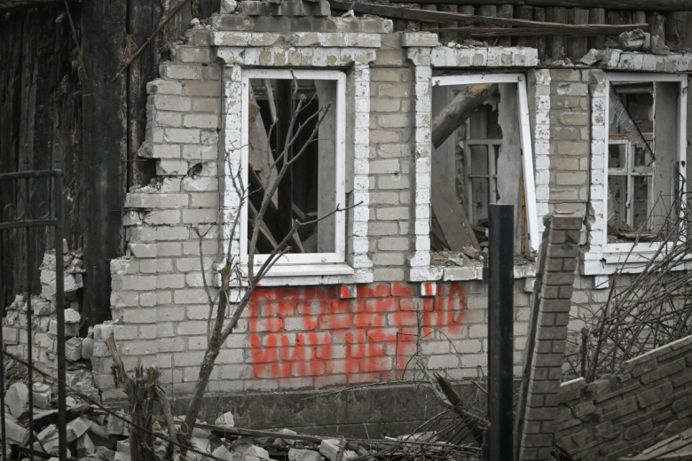 Жилой дом, поврежденный при обстрелах Авдеевки