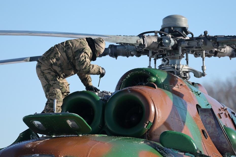 Московская область. Военнослужащий подразделения специального назначения Росгвардии во время практических занятий по беспарашютному десантированию из вертолета Ми-8