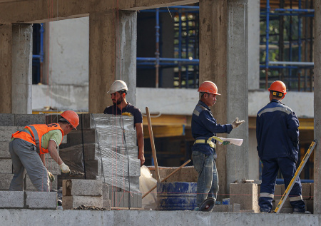 Казахстанцы и киргизы лидируют среди переезжающих в Россию