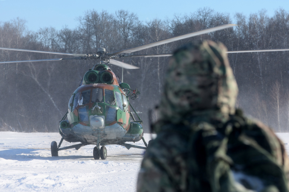 Московская область. Военнослужащий подразделения специального назначения Росгвардии во время практических занятий по беспарашютному десантированию из вертолета Ми-8