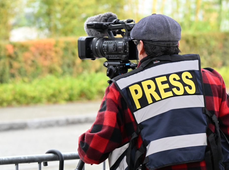 Журналист у отеля «Интерконтиненталь» в Женеве, где 17–18 февраля пройдет новый раунд переговоров представителей России, США и Украины