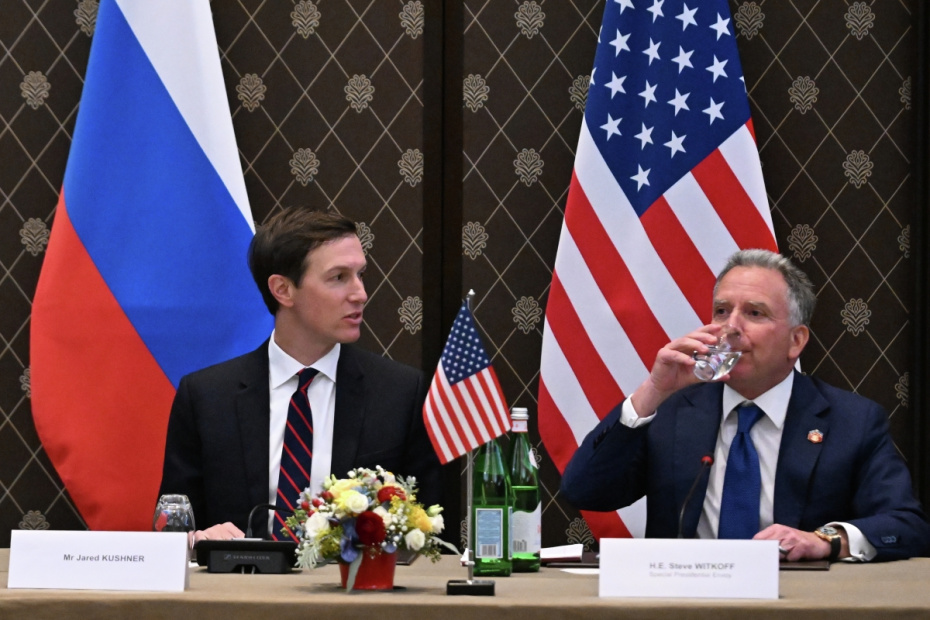 Зять президента США Джаред Кушнер, специальный посланник президента США Стивен Уиткофф (слева направо) во время трехсторонней встречи делегаций России, США и Украины в Женеве