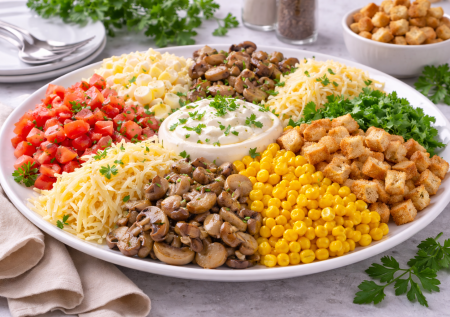 Готовлю и не могу остановиться: салат «Деревенский» — теперь любимчик. С грибами, кукурузой и хрустящими сухариками