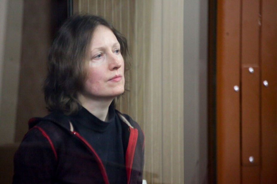 Жена «бога Кузи», заслуженная артистка России скрипачка Анастасия Чеботарева, подозреваемая в особо крупном мошенничестве, во время избрания меры пресечения в Тверском районном суде, 2020 год