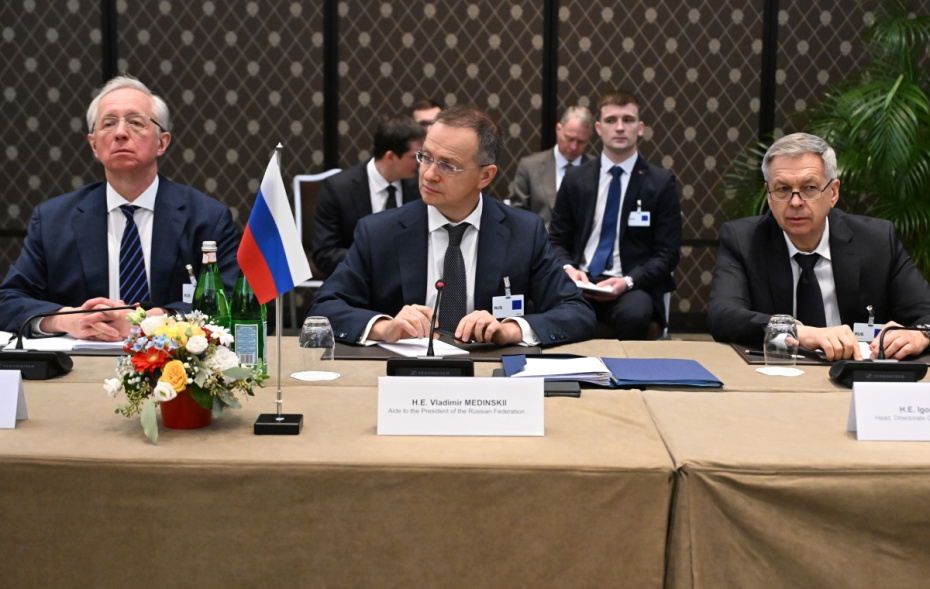 Заместитель министра иностранных дел РФ Михаил Галузин, помощник президента РФ Владимир Мединский, начальник главного разведывательного управления Генерального штаба ВС РФ адмирал Игорь Костюков (слева направо) во время трехсторонней встречи делегаций России, США и Украины в Женеве