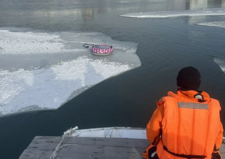 Ребенок провалился под лед на реке Обь