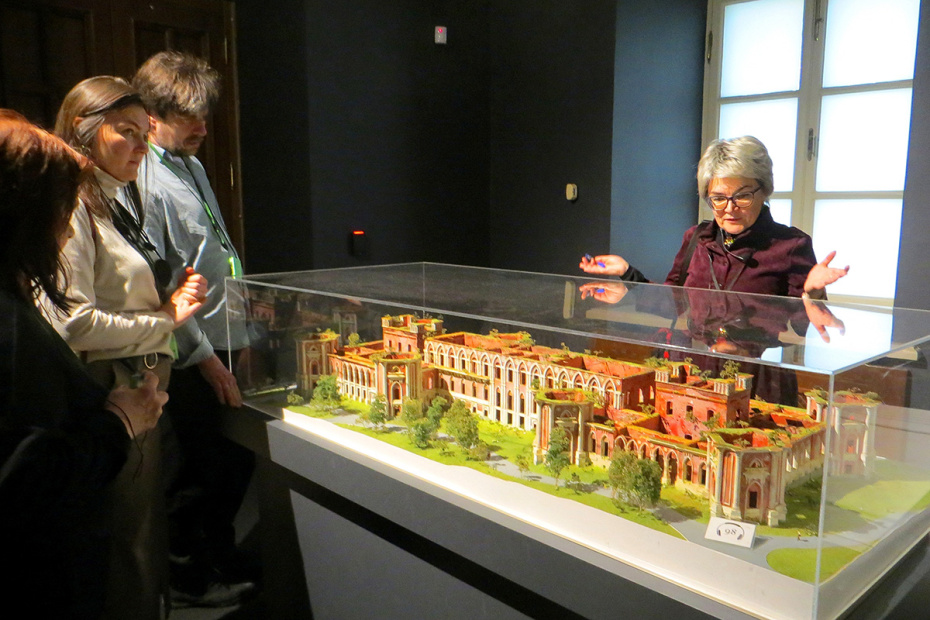 Экскурсовод у макета дворца на территории музея-заповедника Царицыно в Москве