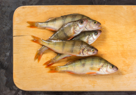 Речная рыба без мелких костей и сухости: простой приём с надрезами делает её сочной и безопасной для всей семьи