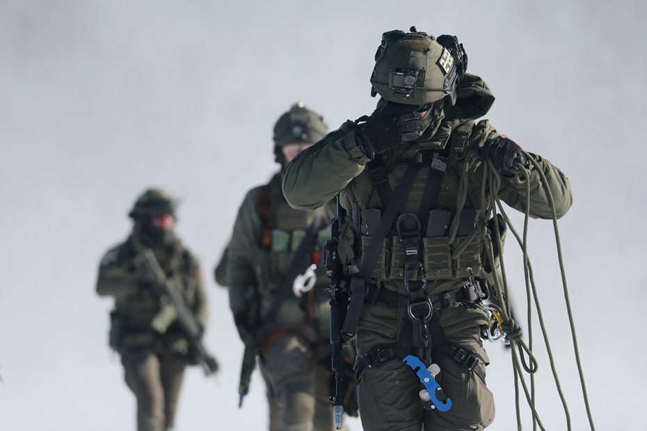 Московская область. Военнослужащий подразделения специального назначения Росгвардии во время практических занятий по беспарашютному десантированию из вертолета Ми-8