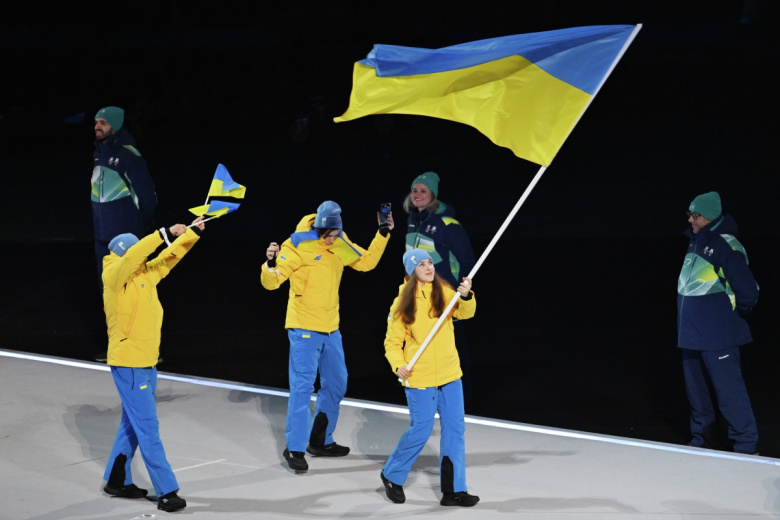 Спортсмены сборной Украины во время парада атлетов на церемонии открытия XXV зимних Олимпийских игр на стадионе Сан-Сиро в Милане