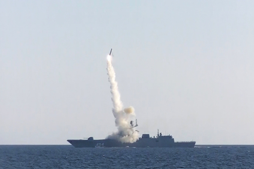 Российский фрегат «Адмирал Горшков» выполняет стрельбу гиперзвуковой ракетой «Циркон»